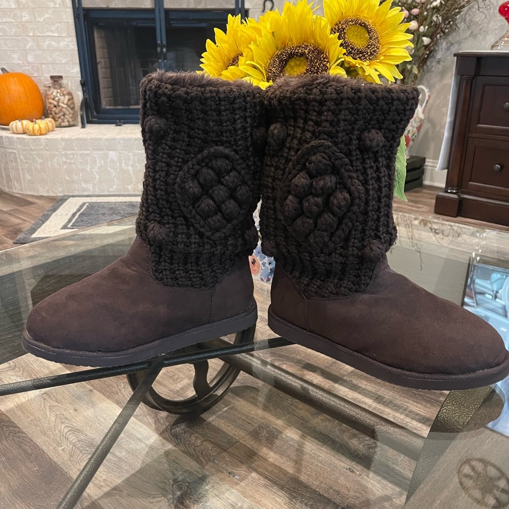 Old Navy knitted winter boot. Size 8
Color Brown Gently worn